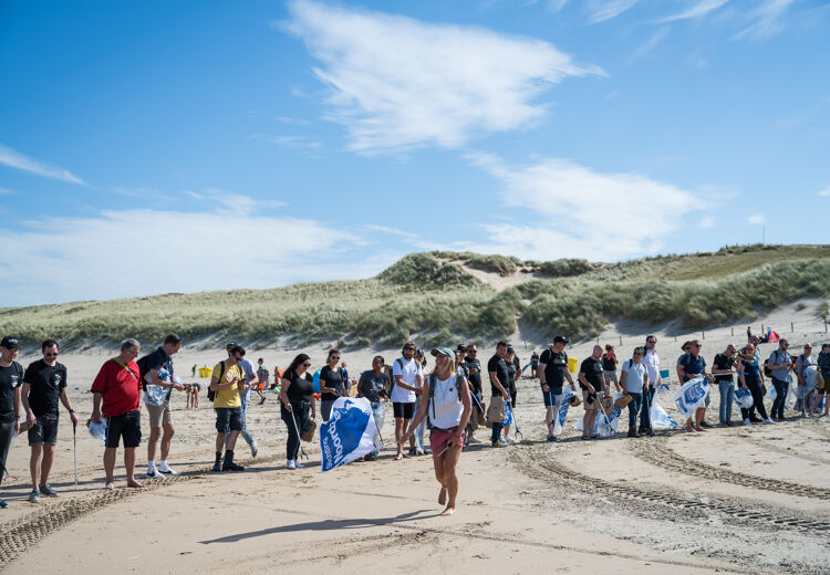 Vrijwilligers ruimen het afval van de Nederlandse stranden op.